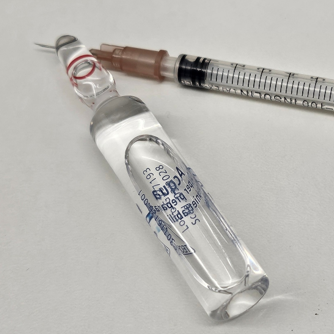 Älteres Paar beim Spaziergang in guter gesundheitlicher Verfassung